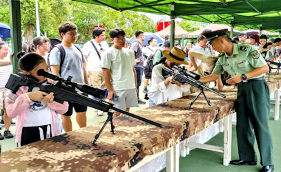 市民試探狙擊槍。