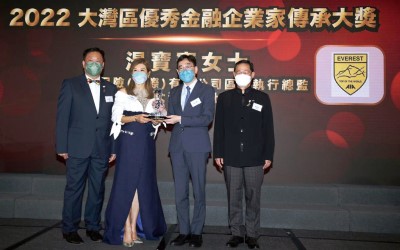 高永文醫生頒獎予優秀企業家湯寶寶。
