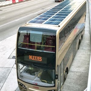 九巴在第二代紅巴太陽能板巴士車頂前端加裝了抽風機，將車內熱空氣抽出車外。