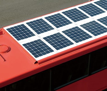 28塊第二代太陽能板安裝在巴士車頂一個鋁架上。