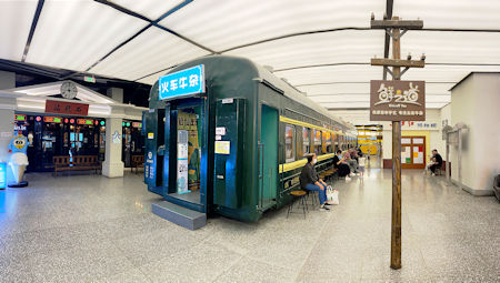 商場內懷舊火車廂內原來是賣牛雜。