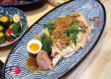 葱油淋雞雞皮爽口，肉質緊實滑嫩且有嚼勁，雞味濃鬱。