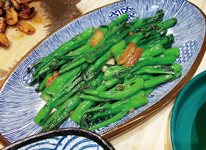 猪油渣生炒菜心菜梗入口脆嫩爽口，有猪油渣香味。