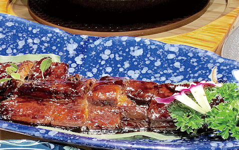 蜜汁黑豚肉叉燒選用肉質細膩的黑猪肉，嫩滑不柴有燒烤香味。