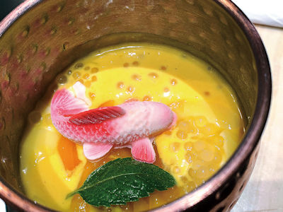 富藝術感的錦鯉楊枝甘露份量足夠兩人分享，芒果汁開胃，冰爽中帶有酸甜。