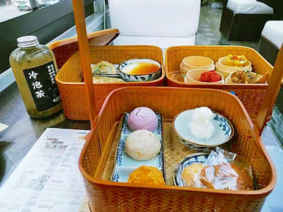 巴士茶樓供應傳統廣式點心，如蝦餃、燒賣、糯米雞、椰汁糕等。