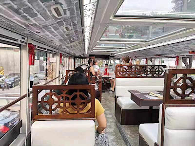 車內設置九張餐桌，車頂是360度的全景天窗。