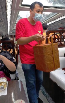 點心用食籃端上。