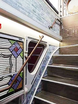 仿青磚石牆和滿洲窗散發古典味。