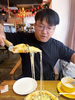 港青陳志富除了開薄餅店之外，還進駐基地做硅膠產品生意。
