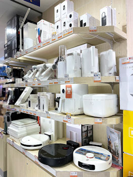 小米電器設計簡約，性價比高，受港人歡迎，連大型連鎖電器店都有專屬貨架。
