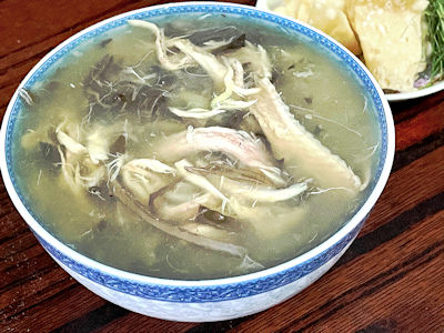 現在嚐到的蛇羹只用蛇骨和老雞熬湯，已少有能嚐到有火鴨味的蛇湯。