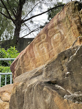 東灣古石刻已有3000年歷史，是香港八大古石刻之一。