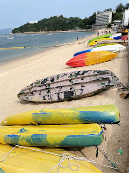 東灣水清沙幼，沙灘上擺放了帆板。