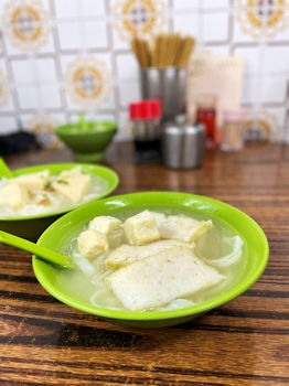 魚蛋粉湯頭鮮美，魚蛋彈牙有嚼勁和魚味。