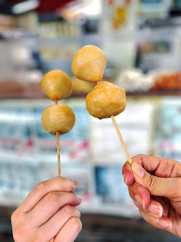 大魚蛋是在長洲必吃名物之一。