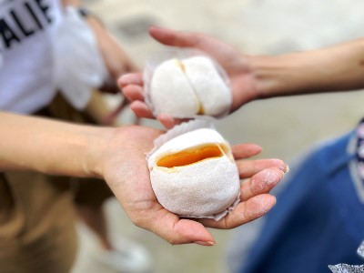 如掌心般大的芒果糯米糍皮軟糯煙韌，呂宋芒果味濃鮮甜。