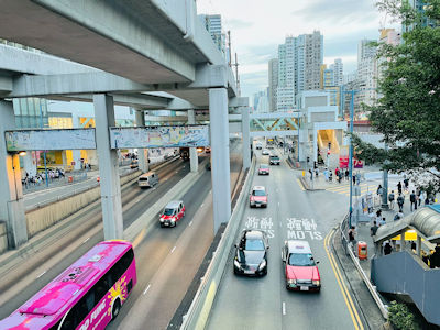 2022年10月香港首次登記電動汽車每三架新私家車中就有二架是電動汽車。