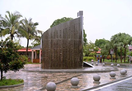 螺旋形的浮雕建築四周刻有多個東南亞國家名字。