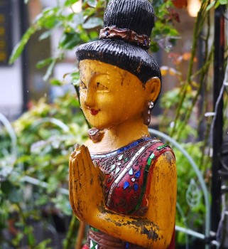 以東南亞木雕作裝飾。