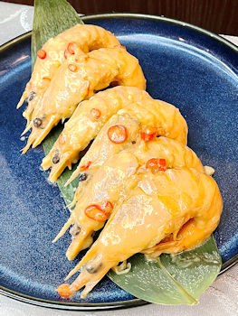 應熟客的要求，創作了椒絲腐乳煮蝦的食法，十分惹味。