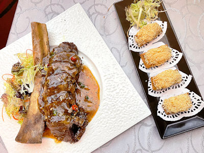 雙椒原條牛肋骨（上）將牛肋骨起肉，炆得十分入味腍軟。外型小巧的懷舊蝦多士（下）的蝦膠十分彈牙，吃起來比較方便。