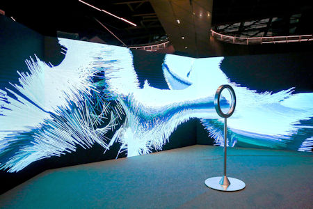 互動體驗裝置《Cinemorpheque》靈感源自經典香港電影之中，各個展現春、夏、秋、冬不同季節的標誌場景。觀眾可用手在環狀裝置中間輕輕擺動，觀看經典香港電影中四季之景的轉換。