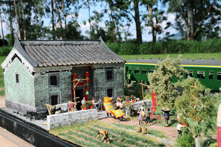 上世紀60年代的新界居民以耕種和飼養禽畜維生，屋子門口貼滿了賀年的揮春，圍村人互相祝賀新年，更有舞獅及炮竹，是舊時新界人慶祝農曆新年的模樣。