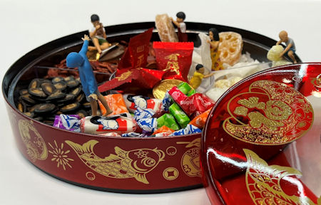 全盒內的糖果是小朋友最愛的新春食物之一。