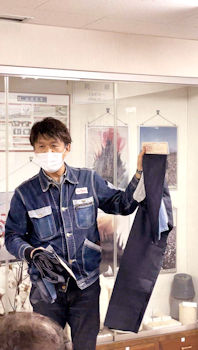 營業本部長稻垣博章介紹新產品。