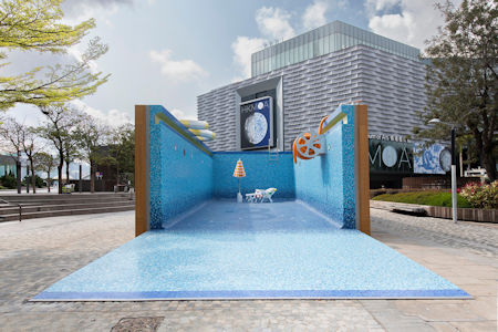 《路過蜻蜓》可以讓遊人可親身踏進藝術館前的巨型游泳池之中。