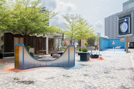 《人遊於港》將香港文化中心、香港會議展覽中心及國際金融中心等打造成「坐得到」的香港地標。