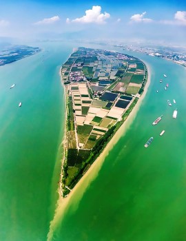 硯洲島上空府瞰肇慶西江兩岸。