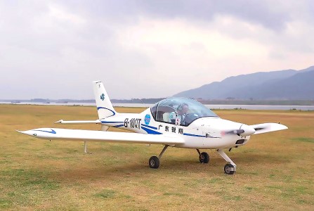 硯洲島上空府瞰肇慶西江兩岸。