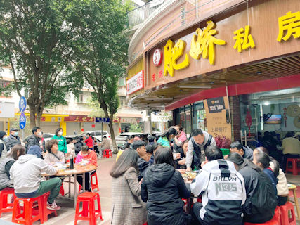 餐廳只是「大排檔」風格，有不少餐桌要擺到馬路邊的行人道上。