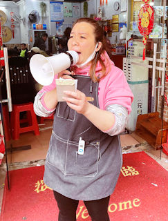 人氣旺到老闆娘要用「大聲公」指揮食客入座。