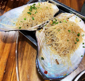 蒜蓉粉絲蒸河蚌。