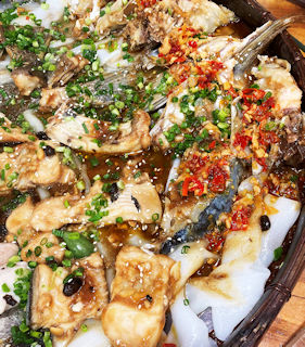 魚頭魚腩魚肉蒸陳村粉。