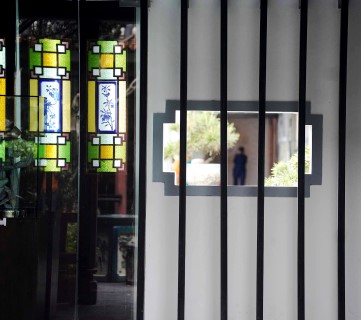 修建於清道光的可園用上充滿該年代特色的滿州窗。