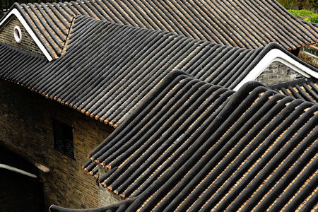古典嶺南建築通常比較輕，一般有多層斜坡頂。