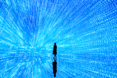 無窮無盡的水晶宇宙，這件作品是通過累積光點所創造的立體作品，是無限擴張的光之雕塑群。