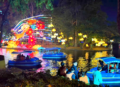 泛舟景區樂怡怡。