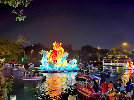 乘船觀錦鯉花燈。