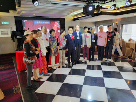 校長與香港校友會成員合影