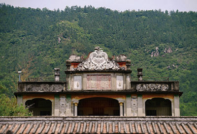 馬降龍居廬的三角形山花，仿希臘巴台農神廟，花紋卻是西亞的西番蓮花朵。