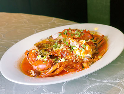 梅子蒸蟹醬汁酸甜，鮮蟹啖啖肉，肉香滑鮮甜多汁。