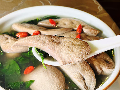 枸杞浸豬膶坊間少有，厚切的豬膶嫩滑爽口，沒有豬肉的羶味。