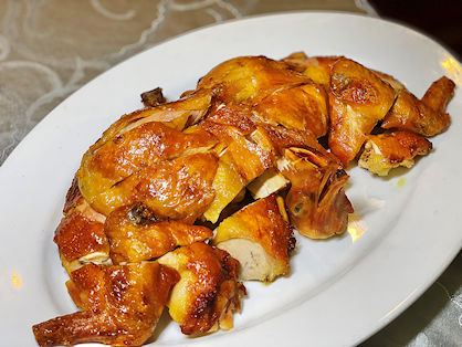 鹽焗雞皮脆肉入味。