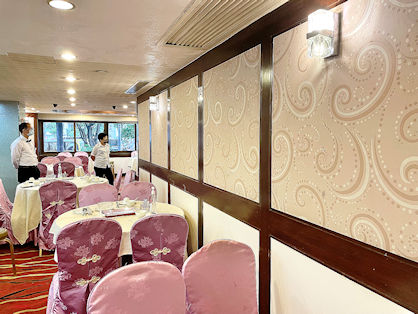 生記的侍應制服仍保留打煲呔傳統，讓熟客有親切感。