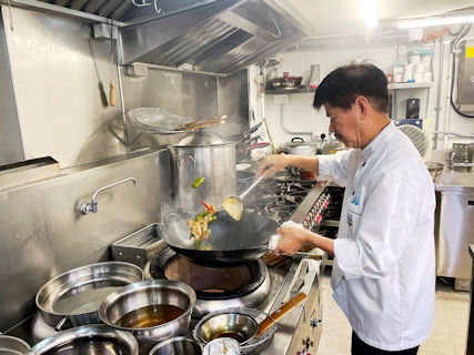 任職林百欣家廚時，鄭錦富包辦買餸、洗菜、切菜、煮菜、上菜到招呼，很辛苦，但客人的掌聲讓他有滿足感。